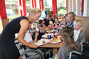 Nickie Hübner ludt zahlreiche Kinder mit infantiler Cerebralparese zu einem Besuch und Mittagessen ins KFC Pippingerstr ein (Foto: MartiN Schmitz)